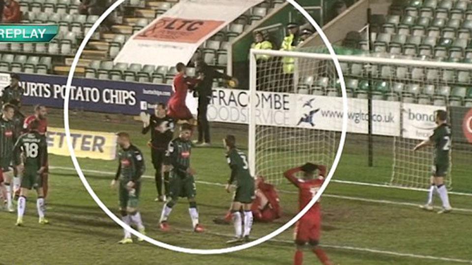 Seorang ball boy menjadi korban tindakan kasar pemain Leyton Orient. - INDOSPORT